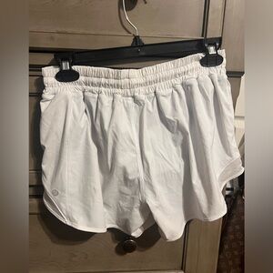 Size 8 Lulu hotty hot shorts low rise 4”